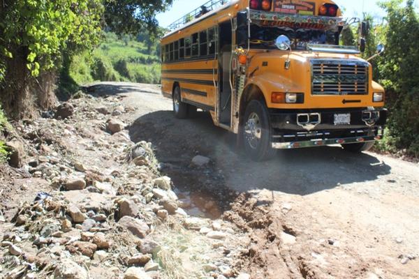 Ruta de terracería es casi intransitable, debido a que no tiene mantenimiento. La municipalidad no lo hace, ya que no se pueden duplicar obras. (Foto Prensa Libre: Oswaldo Cardona)