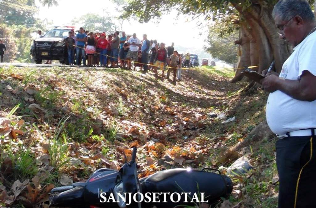 Lugar donde murieron baleadas dos personas en la ruta antigua a Puerto San José. (Foto Prensa Libre: Tomada del Facebook San José Total).
