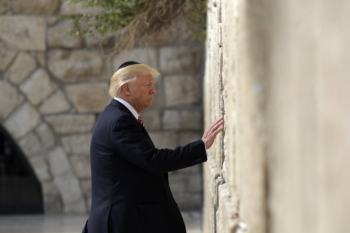 Trump reza en sitio sagrado de Jerusalén. (Foto Prensa Libre: AP)