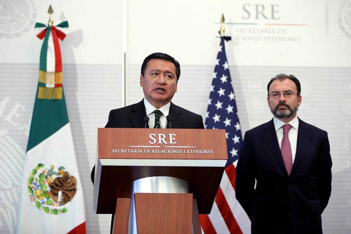Miguel Ángel Osorio (i) y Luis Videgaray (d) participan en la conferencia con funcionarios de EEUU.(Foto Prenswa Libre: EFE).
