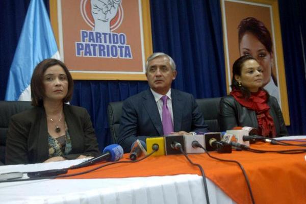 Pérez Molina y Baldetti presentaron a Patzy Vásquez como nueva secretaria de Comunicación. (Foto Prensa Libre: Érick Ávila)<br _mce_bogus="1"/>