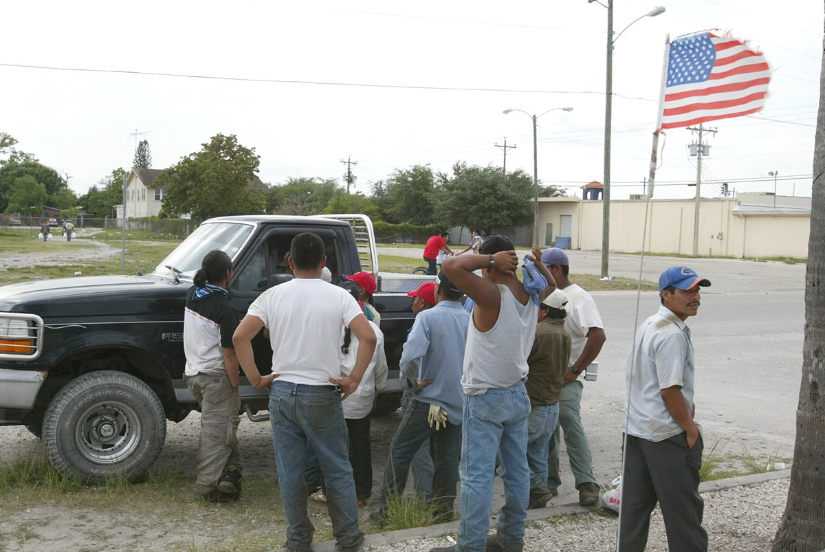 Los migrantes en Estados Unidos son descriminados por ser latinoamericanos, en la imagen un grupo de mexicanos pide trabajo a un estadounidese. (Foto Prensa Libre:  Hemeroteca PL)