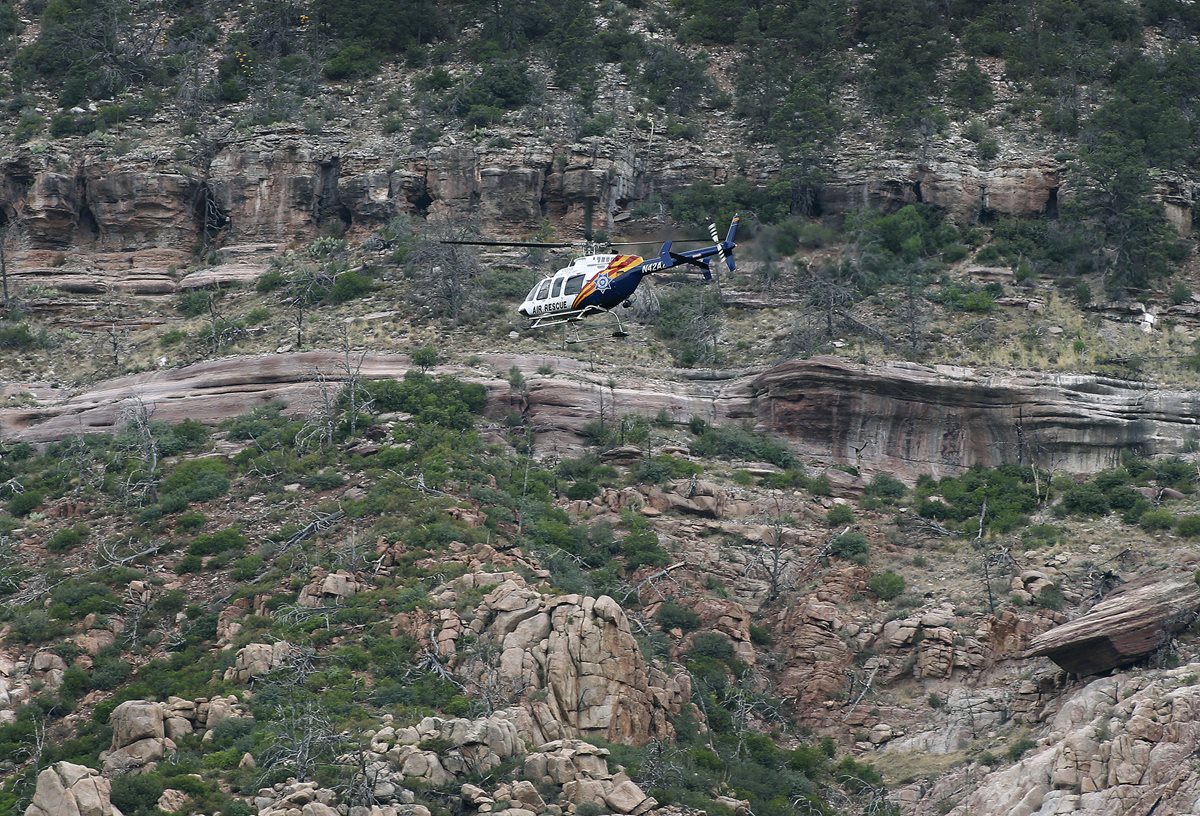Brigadas de rescate buscan a víctimas arrastradas por las correntadas en Arizona. (Foto Prensa Libre: AP)