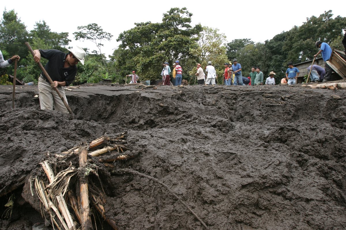 Familiares, vecinos y rescatistas en labor de búsqueda de sobrevivientes por deslave que sepultó viviendas en la aldea Panabaj, Sololá.(Foto HemerotecaPL)