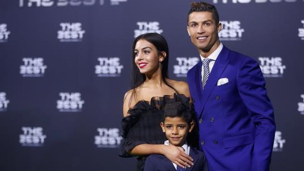 Cristiano Ronaldo, junto a su pareja Georgina Rodríguez, y su primogénito Cristiano Jr. (Foto Prensa Libre: Hemeroteca PL)