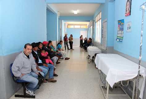 vecinos  esperan  para ser atendidos  en la emergencia  del Hospital Nacional  de Jalapa.