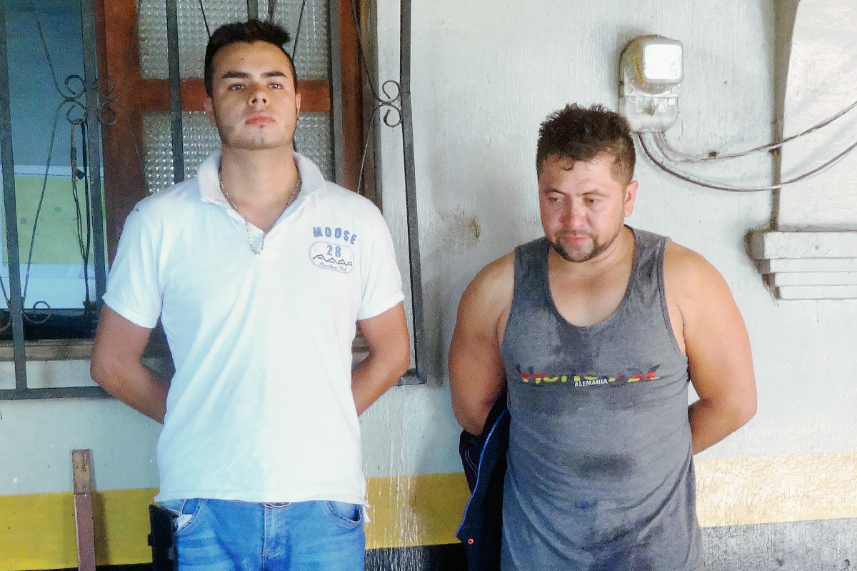 Los dos  presuntos robacarros fueron trasladados a la subestación de la PNC en San Antonio Suchitepéquez. (Foto Prensa Libre: Omar Méndez)