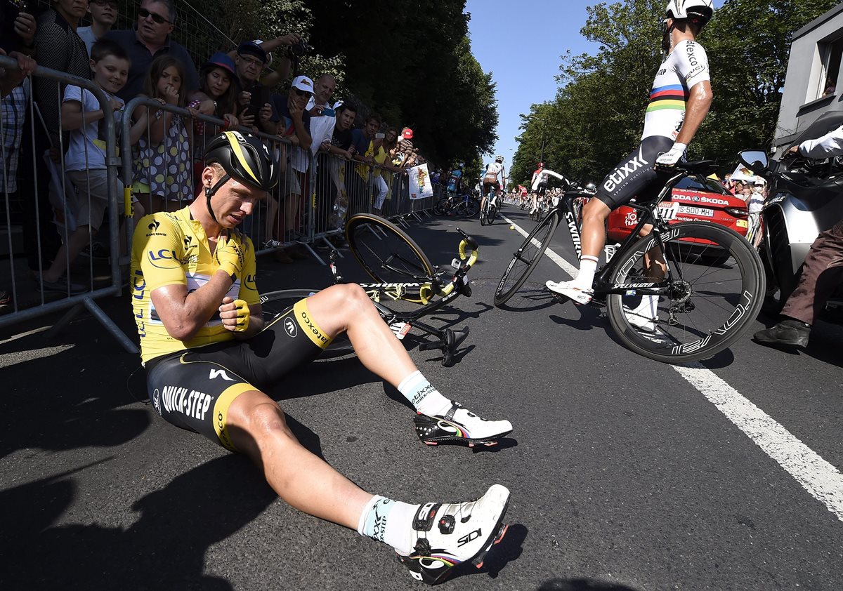 El ciclista alemán Tony Martin se sienta tras su caída en el último kilómetro de la sexta etapa de la 102 edición del Tour de Francia. (Foto Prensa Libre: EFE)