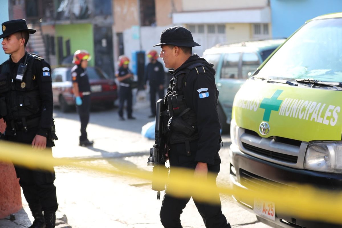 La mujer embarazada iba a dejar al colegio a su hija de 13 años cuando ocurrió el ataque. (Foto Prensa Libre: Érick Ávila)