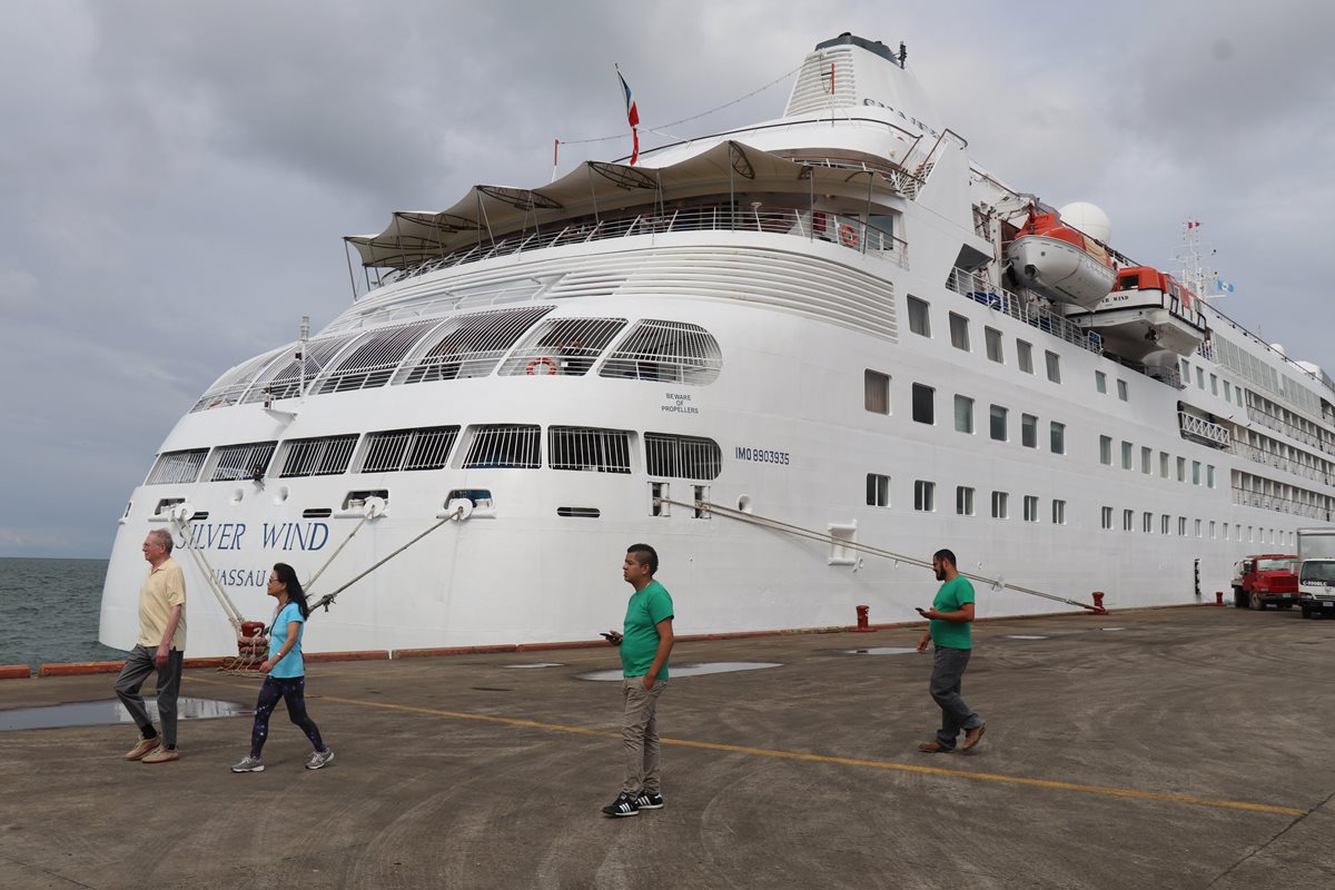 Turistas del crucero Silver Wind llegan a la Terminal de Cruceros en Izabal. (Foto Prensa Libre: Dony Stewart)