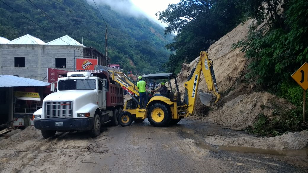 Maquinaria trabaja para retirar el derrumbe en el km 316, ruta Interamericana, San Pedro Necta, Huehuetenango. (Foto Prensa Libre: Mike Castillo)