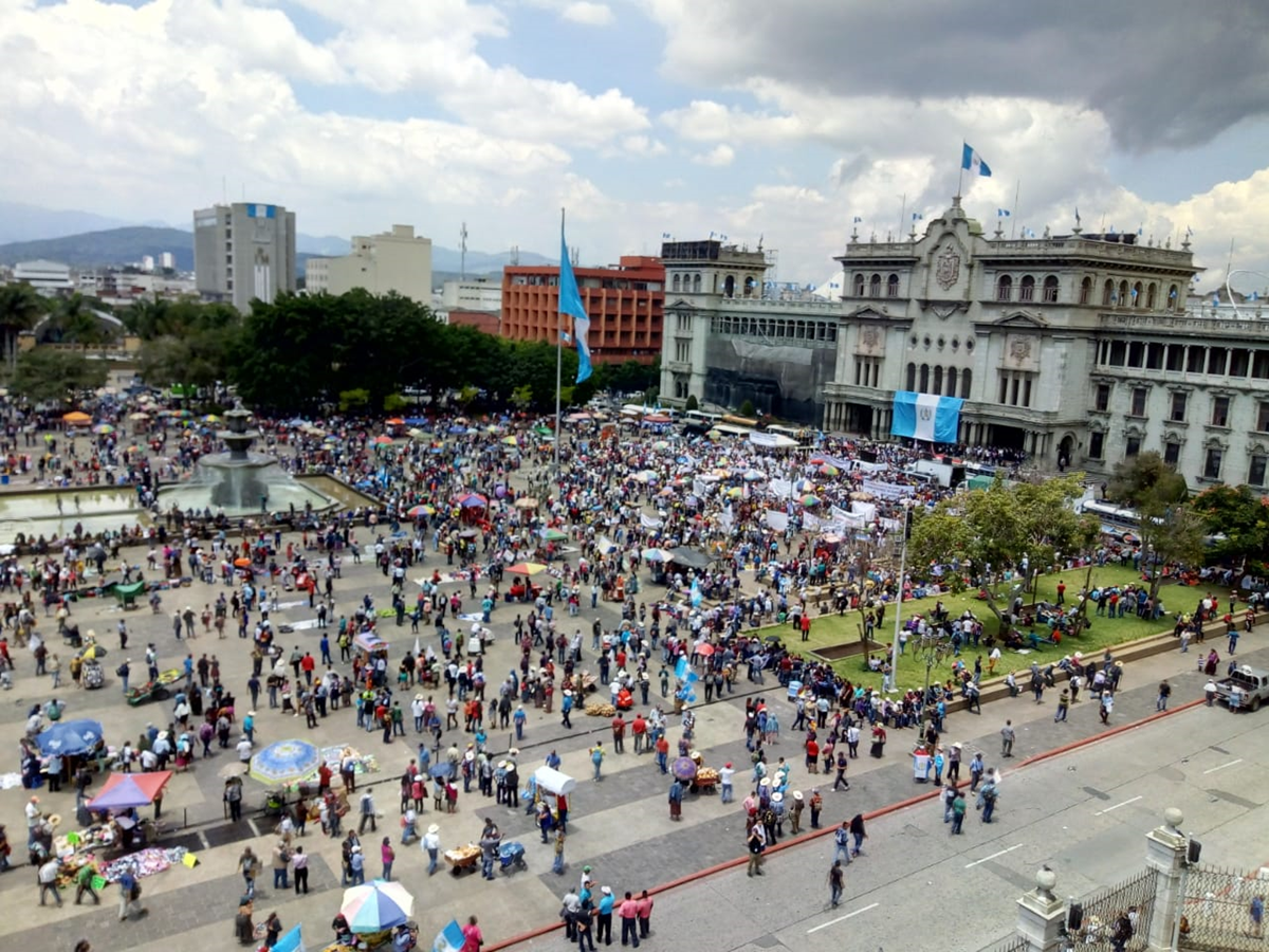 La manifestación llegó a la Plaza de la Constitución. (Foto Prensa Libre: Érick Ávila)
