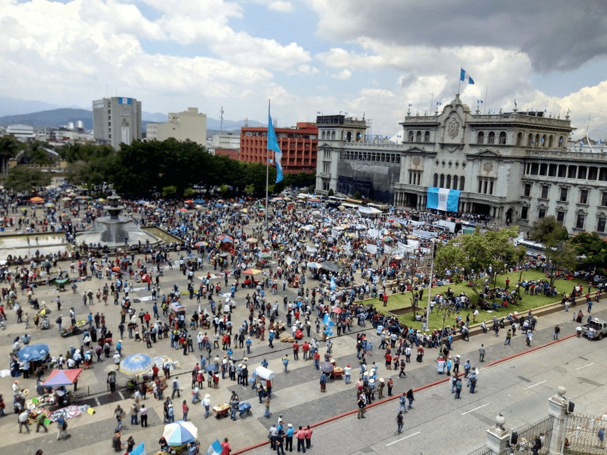 La manifestación llegó a la Plaza de la Constitución. (Foto Prensa Libre: Érick Ávila)