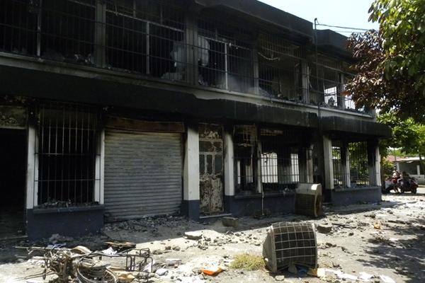 Piedras y  palos se observan frente a las oficinas distribuidora de energía  eléctrica Energuate, en Tiquistate, Escuintla,  saqueada y quemada el  miércoles último. (Foto Prensa Libre: Omar Méndez)