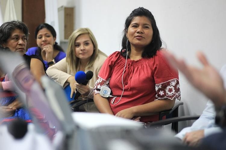Paula Eloisa Véliz – derecha – muestra emoción al momento en que escucha los primeros sonidos. (Foto Prensa Libre: Esbin García)