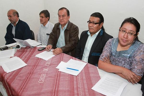 Integrantes del Observatorio de Pueblos Indígenas y Alianza por la Vida durante la conferencia de prensa. (Foto Prensa Libre: Estuardo Paredes)<br _mce_bogus="1"/>