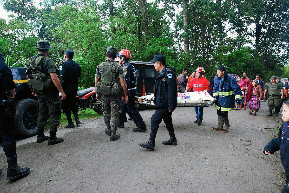 Socorristas rescatan el cadáver de Cristian Manuel Velásquez, cuyo cadáver fue localizado en Chichicastenango. (Foto Prensa Libre: Édgar Sáenz)