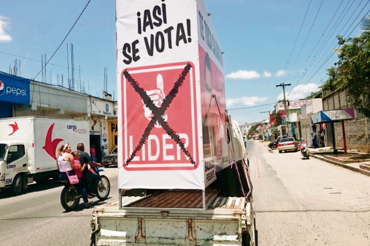 Propaganda del  partido líder, en un automotor que circula por calles  de Salamá, Baja Verapaz.
