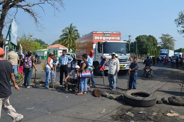 Manifestantes bloquean paso de vehículos en ruta que comunica de  Mazatenango, Suchitepéquez hacia Retalhuleu. (Foto Prensa Libre: Jorge  Tizol)