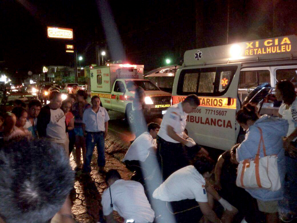 Los heridos son trasladados por socorristas al Hospital Nacional de Retalhuleu.(Foto Prensa Libre: Rolando Miranda)