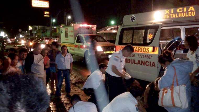 Los heridos son trasladados por socorristas al Hospital Nacional de Retalhuleu.(Foto Prensa Libre: Rolando Miranda)