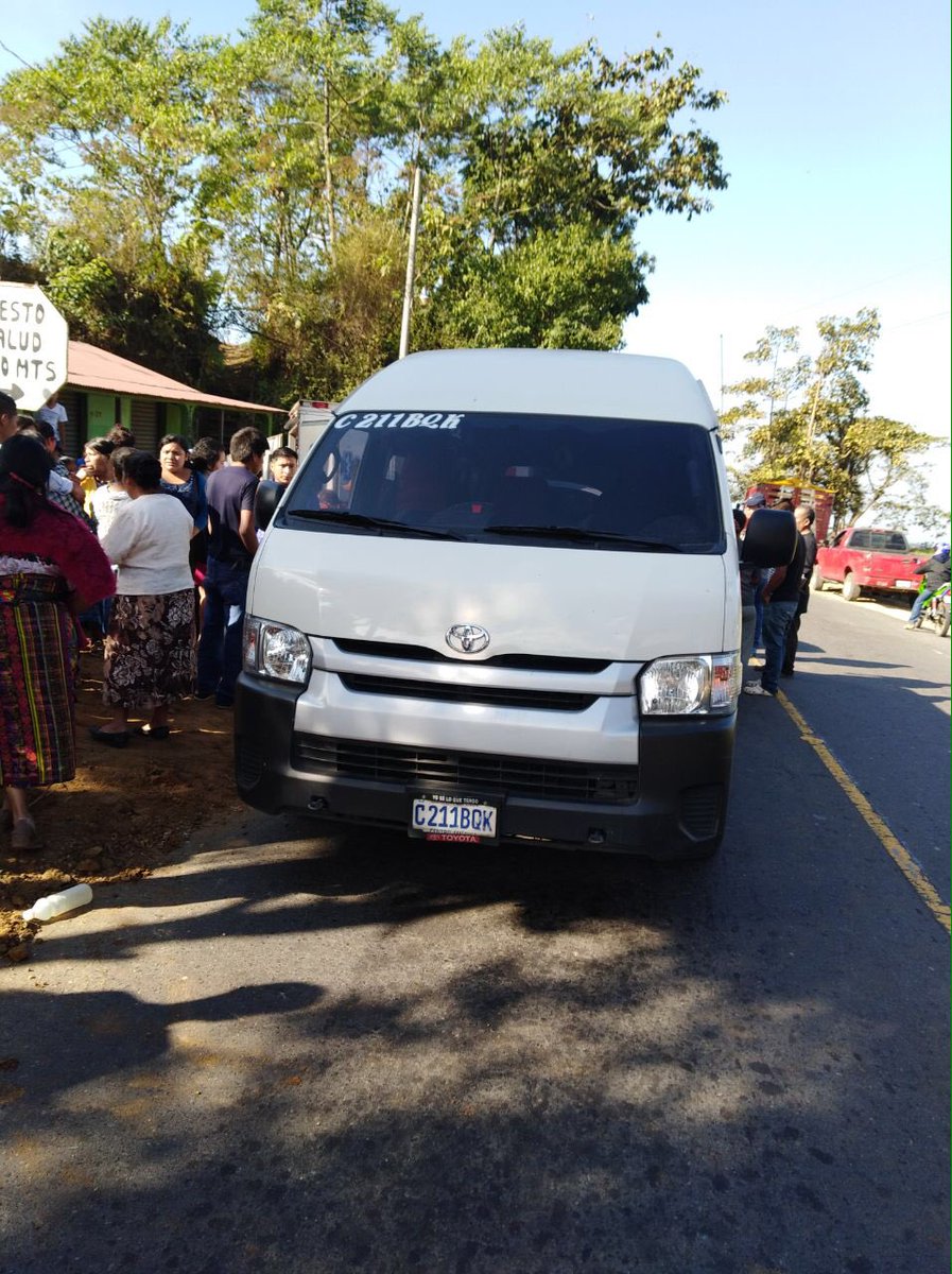 El microbús atacado a balazos cubría la ruta entre Coatepeque y Xela, Quetzaltenango. (Foto Prensa Libre: Bomberos Voluntarios)