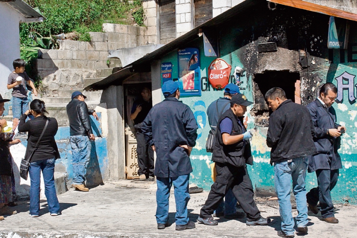 Autoridades supervisan uno de los inmuebles que fueron quemados durante los disturbios del pasado 11 de octubre en Concepción, Sololá.