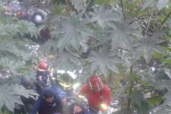 Vehículo cae a barranco en Ciudad Quetzal, luego de colicionar contra motociclesta. (CORTESÍA CBM)