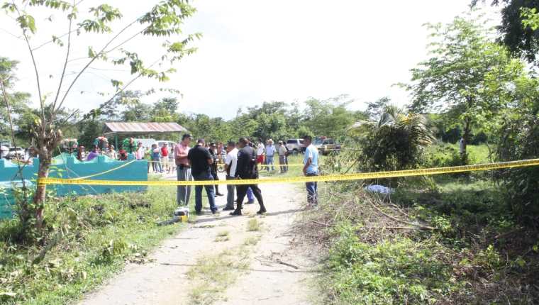 Autoridades resguardan el lugar donde murió baleado Edwin Carrillo, en Dolores, Petén. (Foto Prensa Libre: Walfredo Obando).