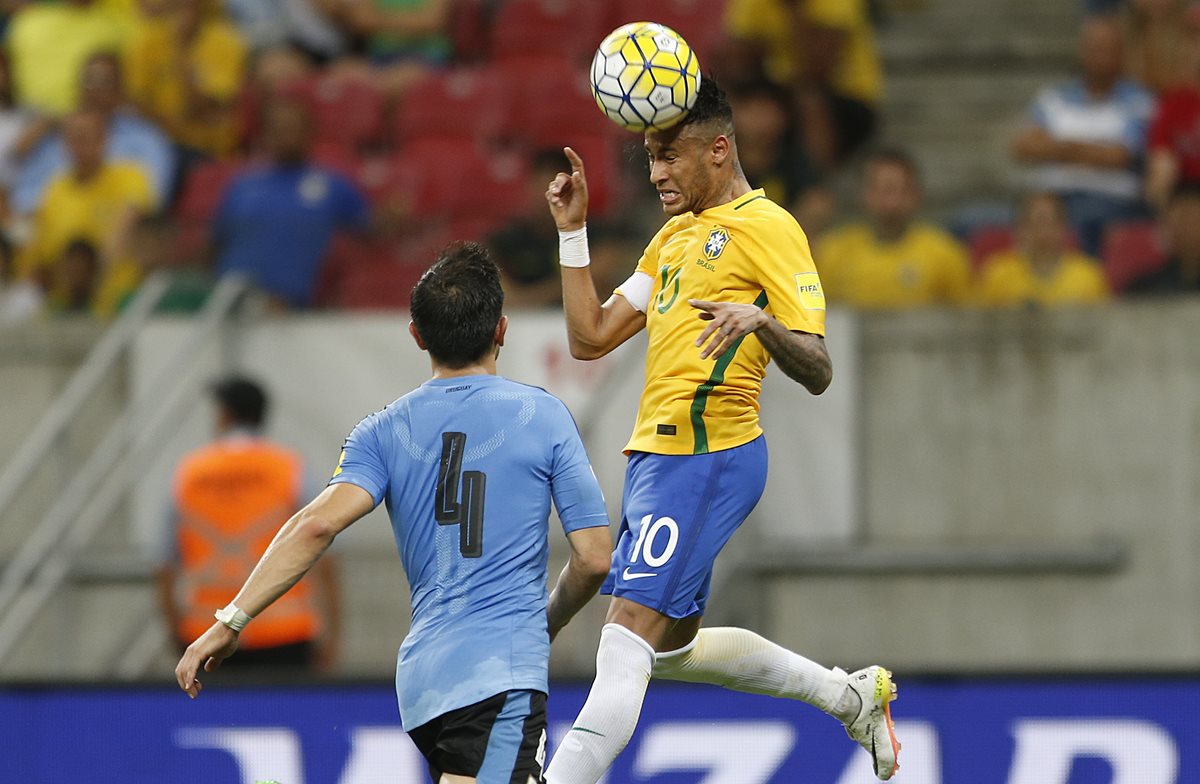 El técnico de la selección olímpica de fútbol de Brasil, Rogerio Micale, afirmó hoy que ve a Neymar “extremadamente motivado”. (Foto Prensa Libre: AFP)