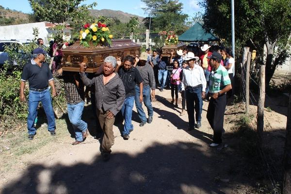 Familiares cargan los ataúdes de Mario Lopez Ramirez y Heidy Roxana Ramírez. (Foto Prensa Libre: Óscar González). 