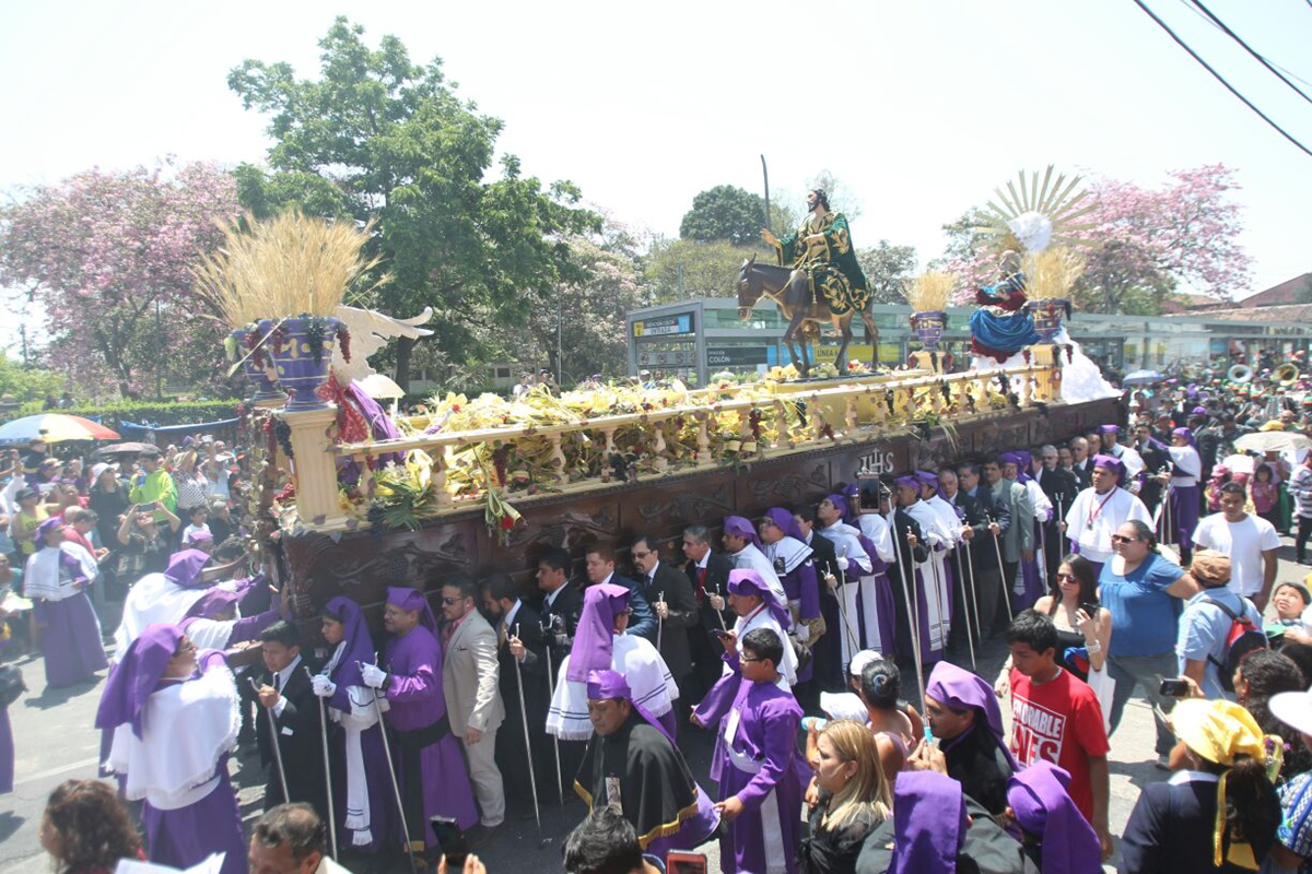 La procesión de Capuchinas, a su paso por el Parque Colón. (Foto Prensa Libre: Érick Ávila)