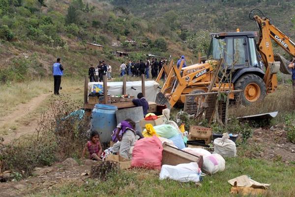 Las autoridades destruyeron las casas que habían sido construidas en esos terrenos. (Foto Prensa Libre: Hogo Oliva)