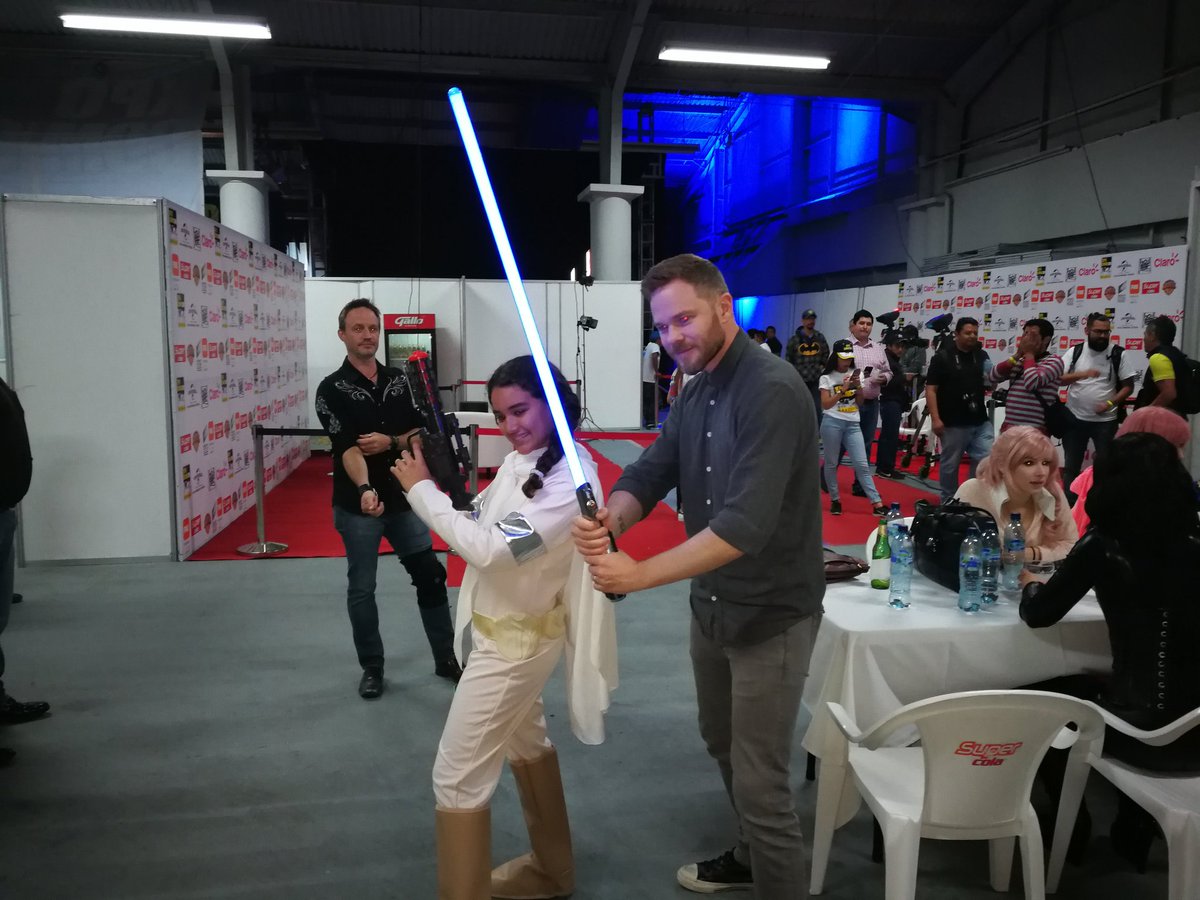 El actor canadiense Shawn Ashmore interactúa con los asistentes al XPO Comicon (Foto Prensa Libre: Pablo Juárez).