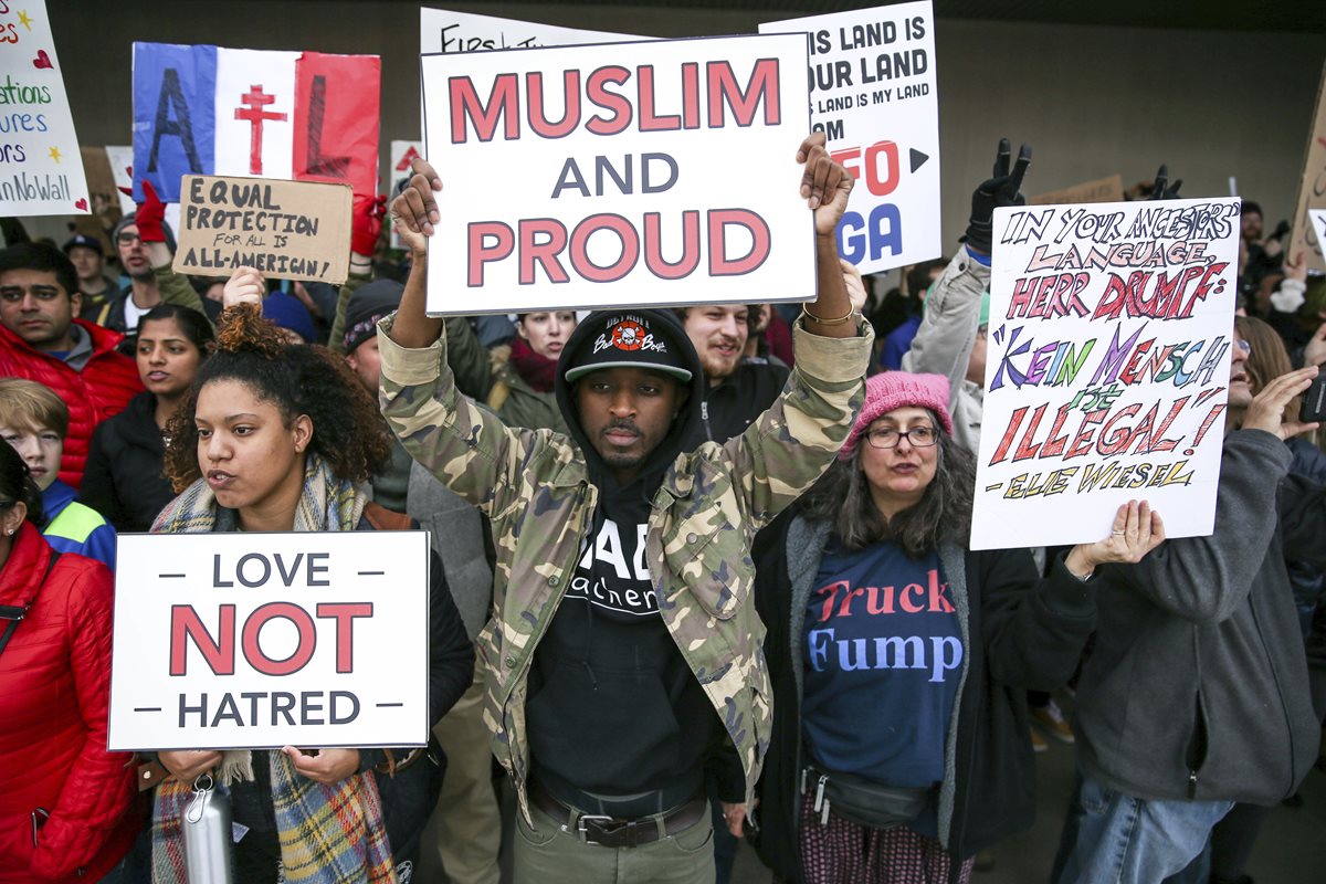 Protesta en el aeropuerto de Atlanta, Estados Unidos, contra Trump. (Foto Prensa Libre: AP)