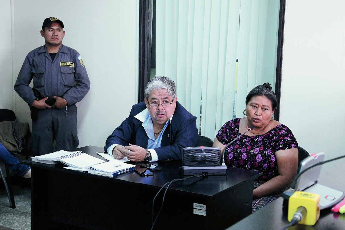 Luisa Coc Tacatic "Mama Güicha" sindicada de asesinato a dos adolescentes. Fotografía: Paulo Raquec  01/04/2015