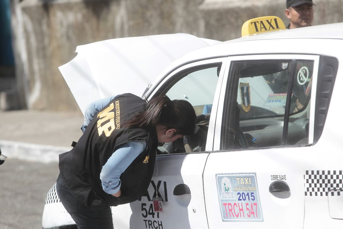 El Ministerio Público toma evidencias por la muerte de un taxista en la zona 5. (Foto Prensa Libre: Erick Ávila)