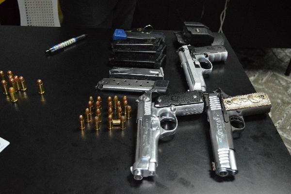 Pistola tiene cacha chapeada de oro.