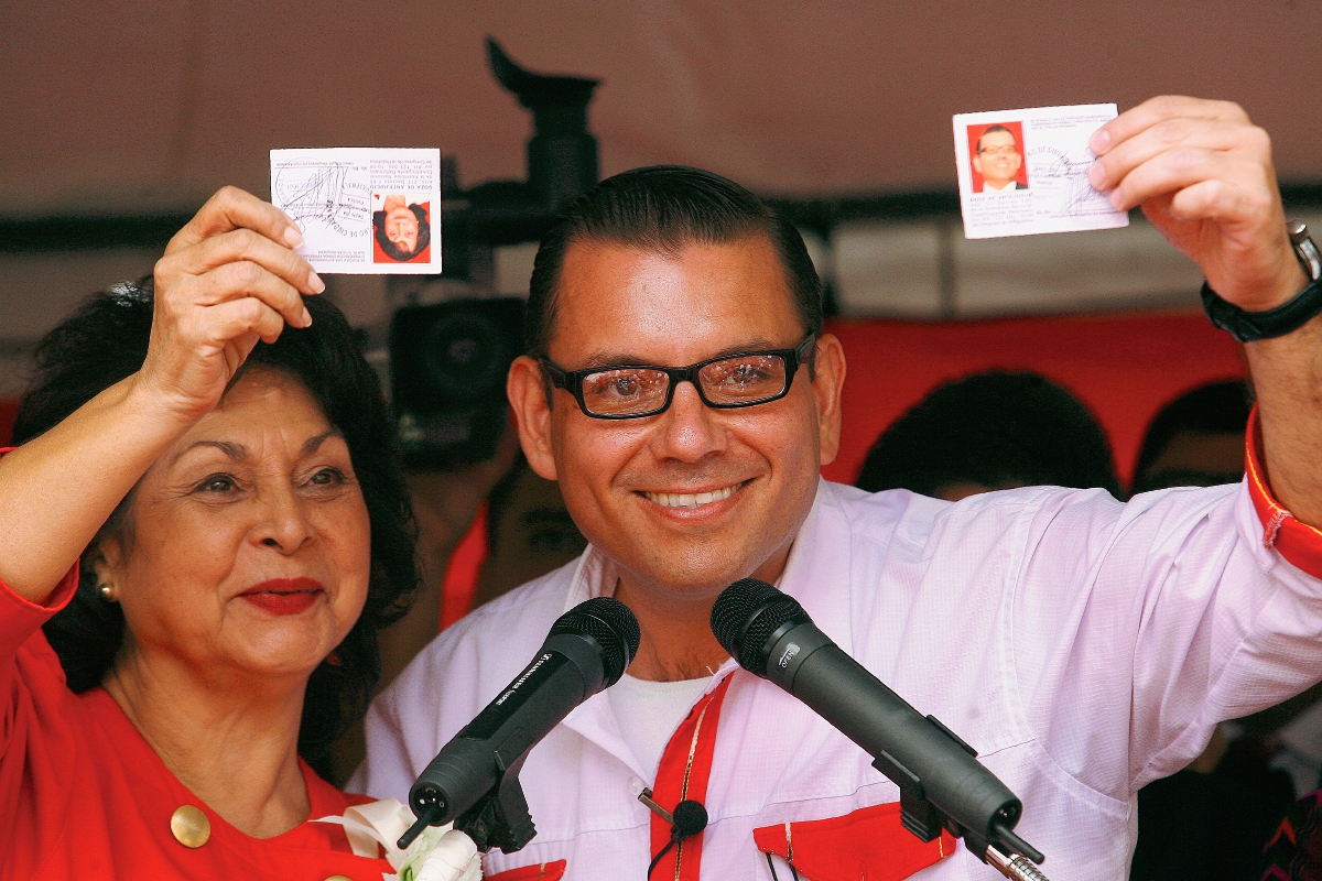 Raquel Blandón muestra al revés su carné de vicepresidenciable de Baldizón (Foto: Hemeroteca PL)