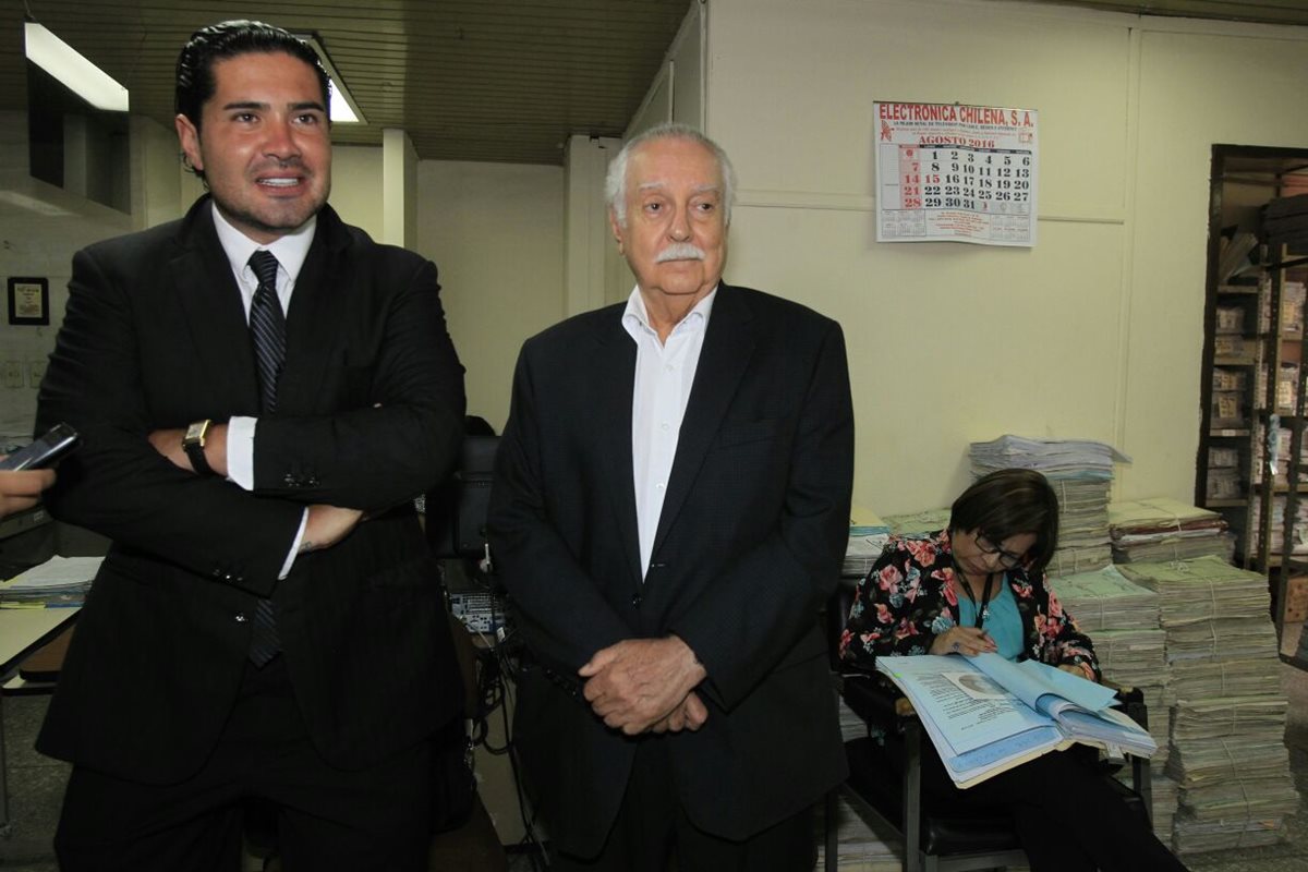 Óscar Humberto Jiménez Contreras y Carlos Enrique Monteros Castillo implicados en defraudación tributaria.(Foto Prensa Libre: Paulo Raquec)