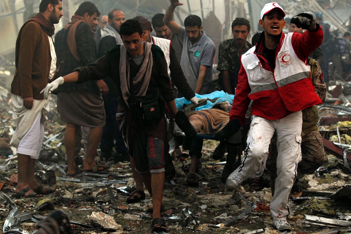 Socorristas trasladan el cadáver de una de las víctimas en Saná, Yemen. (Foto Prensa Libre: AFP).