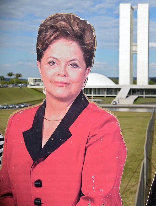 Una figura de cartón en representación de Dilma Rousseff es exhibida frente el Congreso Nacional en Brasilia. (Foto Prensa Libre: AFP).
