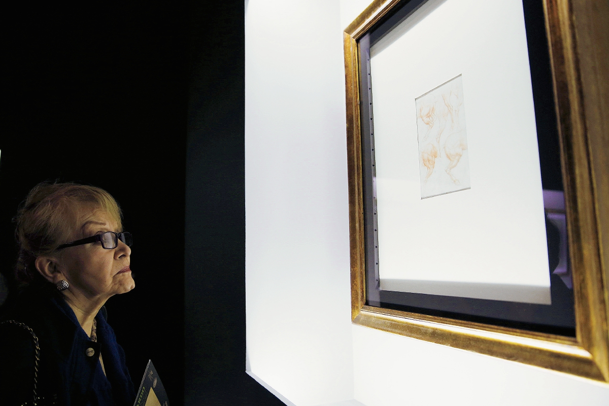 Una mujer observa la obra Estudio de las patas de un caballo, de la exposición Leonardo da Vinci y la idea de la belleza. (Foto Prensa Libre: EFE)