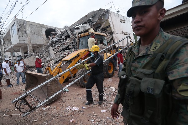 <span>Equipos de rescate</span> buscan sobreivientes <span>en Bahía</span> <span>de Caraquez</span><span>,</span> <span>Ecuador. (AFP).</span>