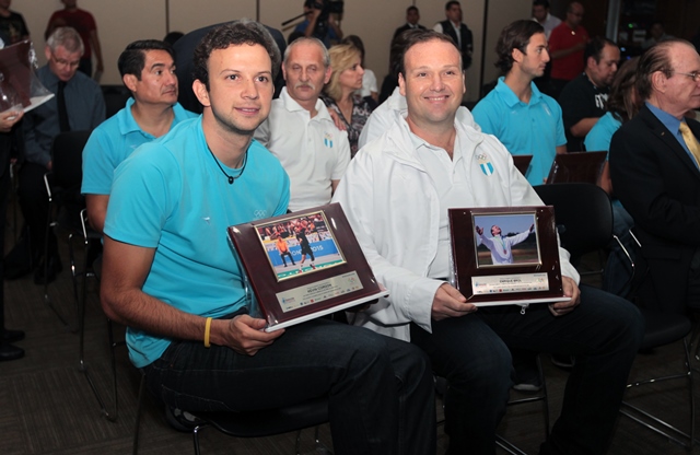 Kevin Cordón -izq.- y Enrique Brol muestran sus reconocimientos (Foto Prensa Libre: Marcela Morales)
