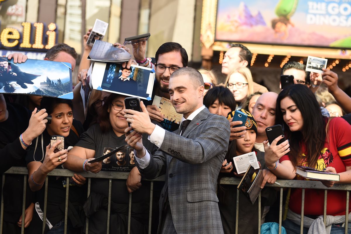 El actor juvenil se toma fotos con fanes durante la entrega de la estrella (Foto Prensa Libre: AFP). 