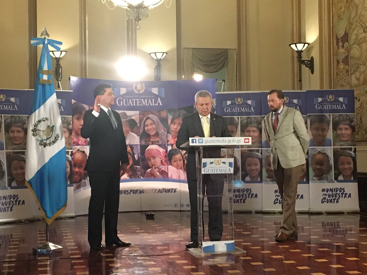 Secretario de la Presidencia juramentó a  Byron Alejandro Monterrosa, nuevo presidente de la Junta Directiva de la Portuaria Santo Tomás de Castilla. (Foto Prensa Libre: Guatevisión)