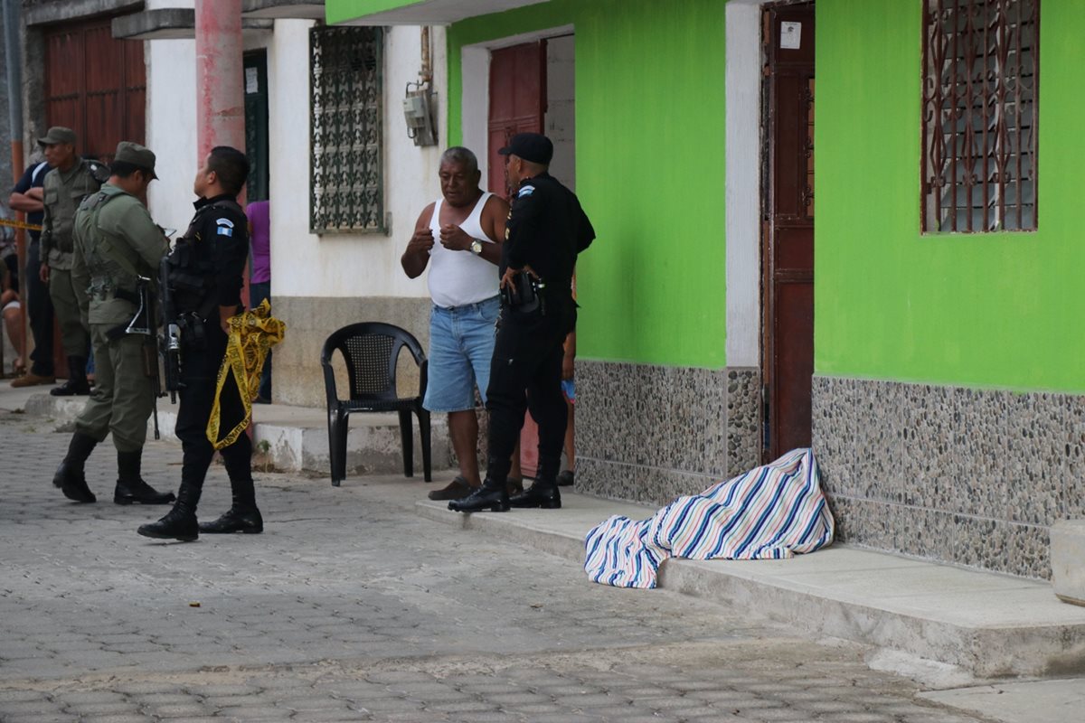 El cuerpo de Abel Enrique Lemus Cervantes quedó en el ingreso a su vivienda. Foto Prensa Libre: Mario Morales.
