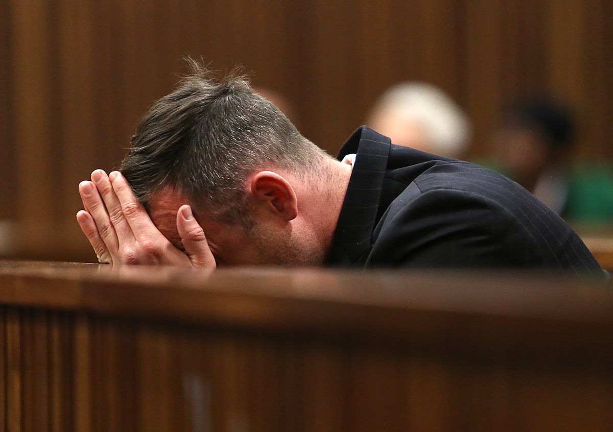 Pistorius llora durante el juicio que se sigue en su contra en Pretoria por el asesinato de su novia Reeve Stenkaamp. (Foto Prensa Libre: AP)
