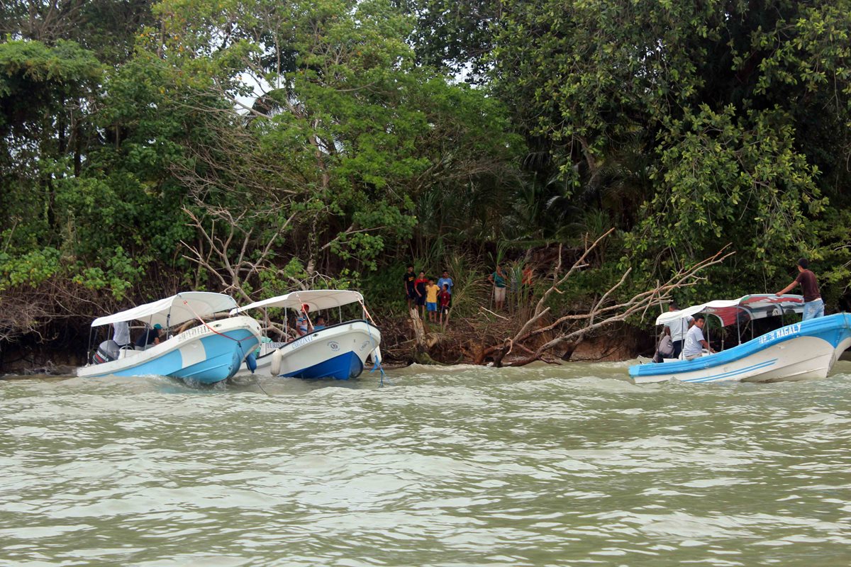 Lancheros participan en la búsqueda de los náufragos en la aldea Baltimore, Livingston. (Foto Prensa Libre: Edwin Perdomo)